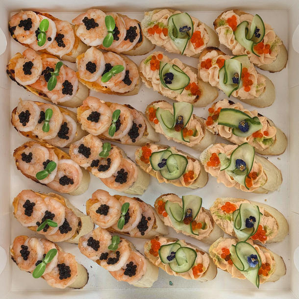 Фуршетный бокс № 26 Брускетты с креветками и муссом из лосося