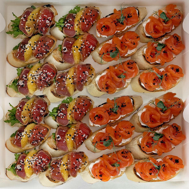 Фуршетный бокс № 27 Брускетты с тунцом и лососем