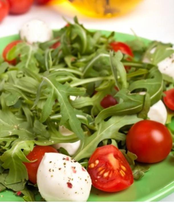 Салат с рукколой, томатами и моцареллой