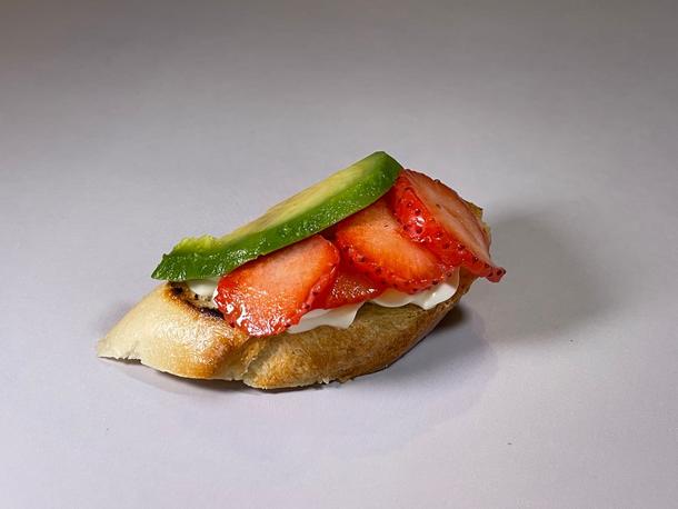 Брусскета с авокадо с клубникой