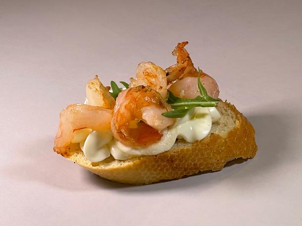 Брусскетта с креветкой гриль