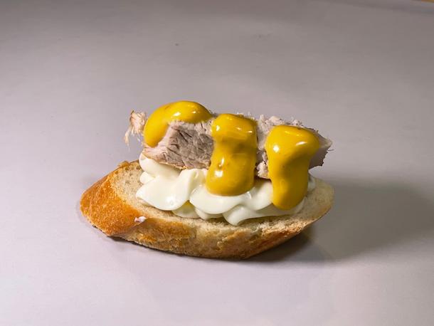 Брускетта с домашней бужениной и горчичным соусом