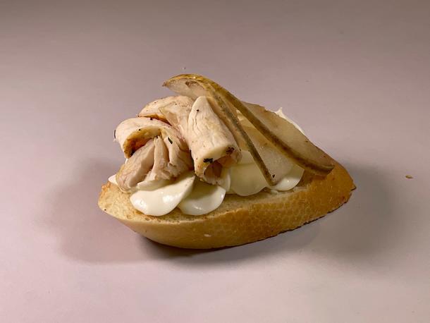 Брусскетта с курочкой гриль и грушей