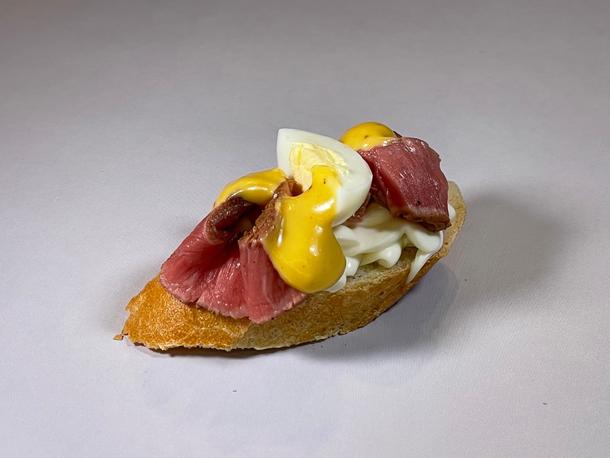 Брусскетта с ростбифом