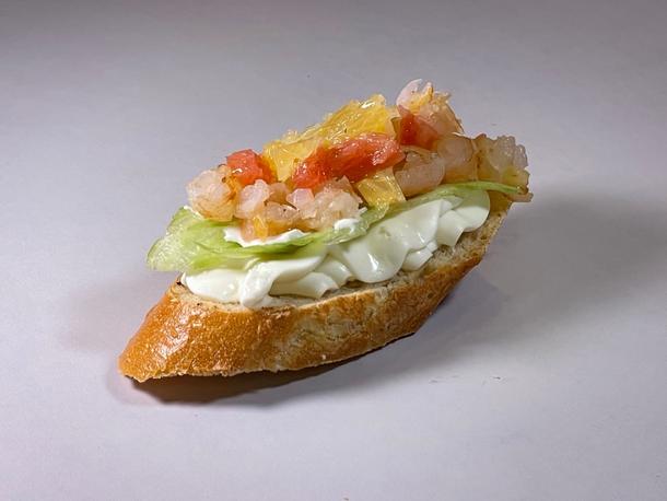 Брусскета с креветкой и цитрусом