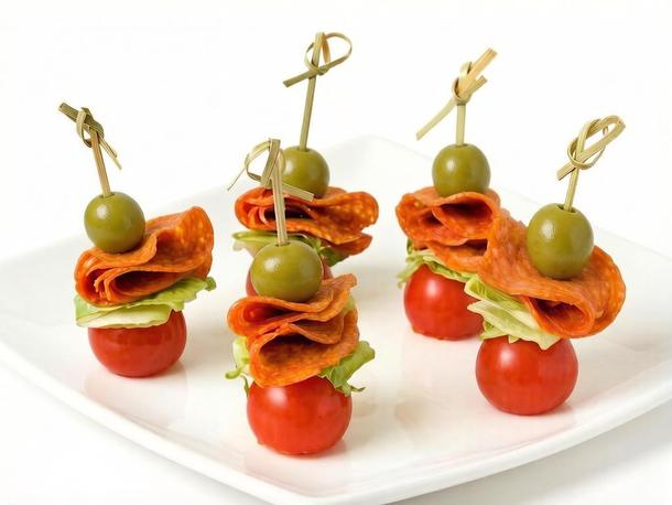Канапе с колбасой и черри Канапе с колбасой и черри