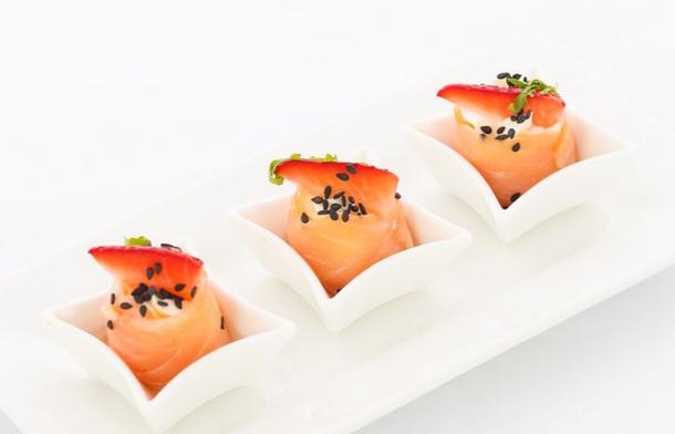 Канапе с лососем и козьим сыром в кунжутной панировке