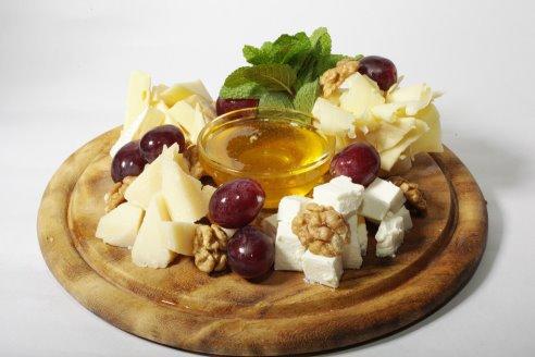 Сырная тарелка с медом/джемом и орехами