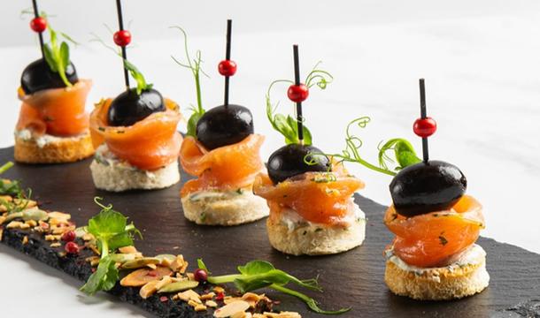 Канапе с форелью слабой соли, фриллисом, крем-чизом и оливкой Канапе с форелью слабой соли, фриллисом, крем-чизом и оливкой