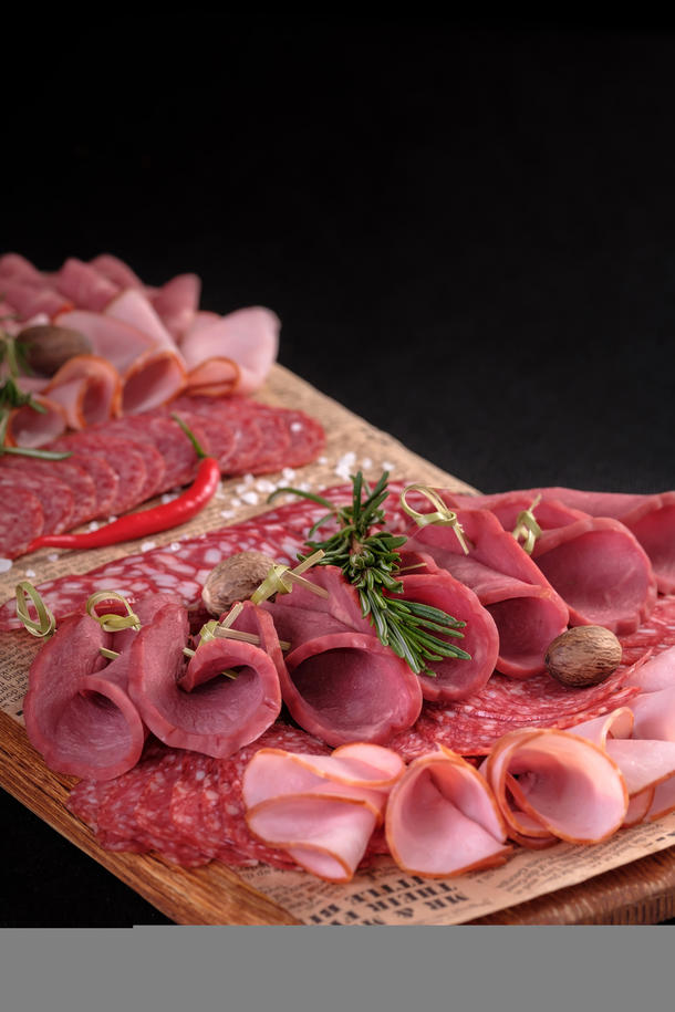 Итальянское мясное ассорти (салями, пармская ветчина, брезаола, оливки, гриссини)