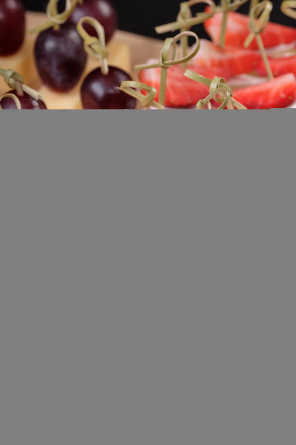Канапе с клубникой и сыром бри Канапе с клубникой и сыром бри