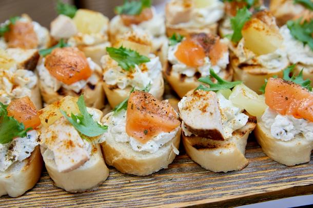 Брускетты с творожным муссом и курочкой