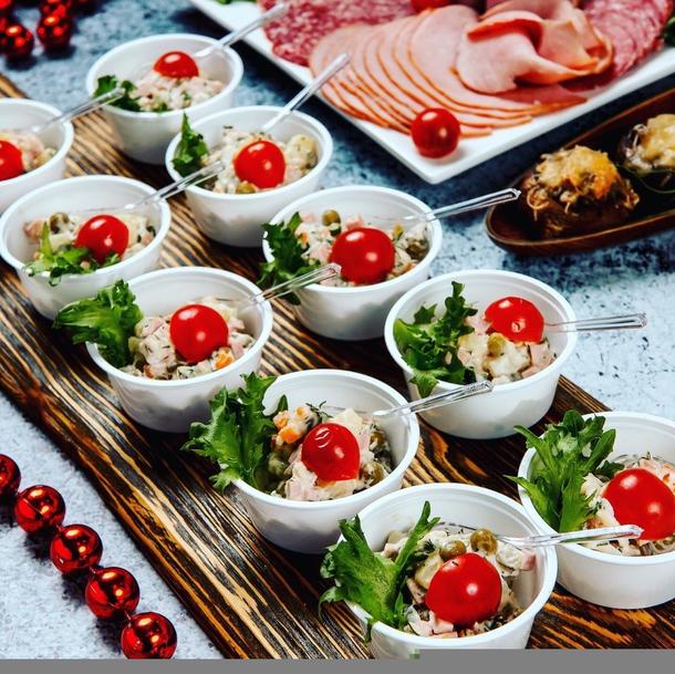 Салат "Китайский с кальмаром" (фунчузой, сельдереем, периком и кольцами кальмарав кисло-сладком соусе) Салат "Китайский с кальмаром" (фунчузой, сельдереем, периком и кольцами кальмарав кисло-сладком соусе)