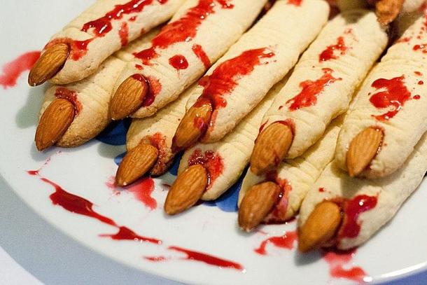 Печенье в виде пальца с кровью