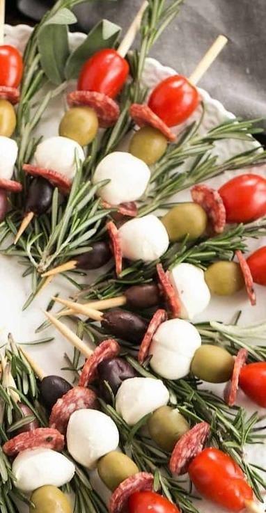 Канапе с томатом Черри, сыром Моцарелла, салями, маслиной и оливкой