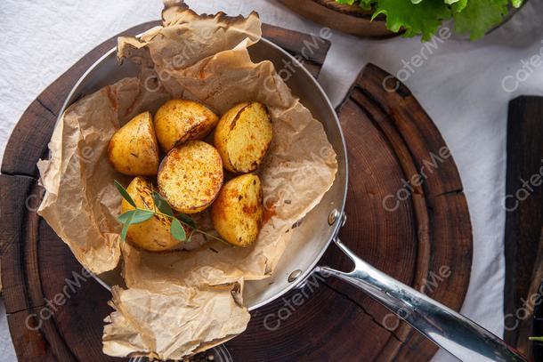 Картофель запеченный со специями и чесноком