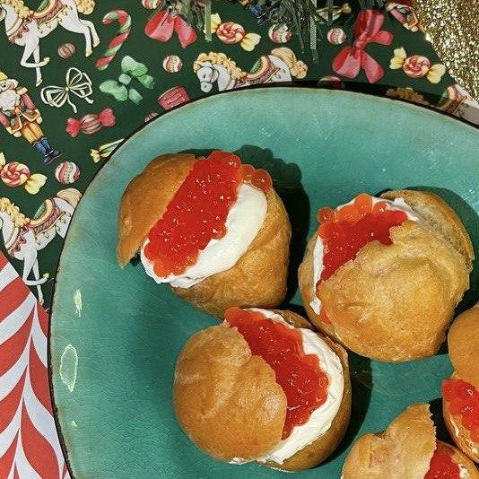 Профитроли с творожным сыром и икрой Профитроли с творожным сыром и икрой