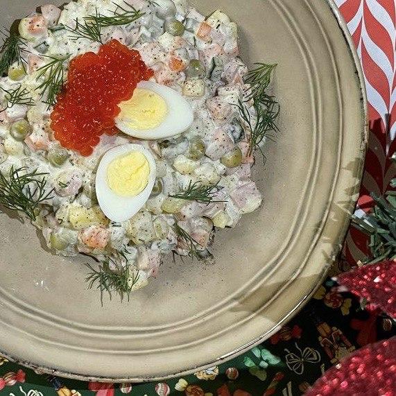 Оливье с запеченой курой, ветчиной и красной икрой Оливье с запеченой курой, ветчиной и красной икрой