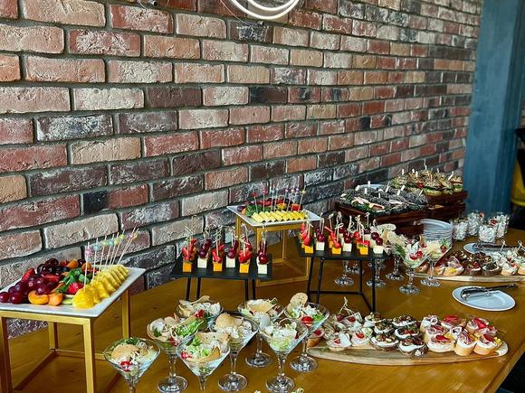 Доставка блюд и напитков на 80 персон в Санкт-Петербурге