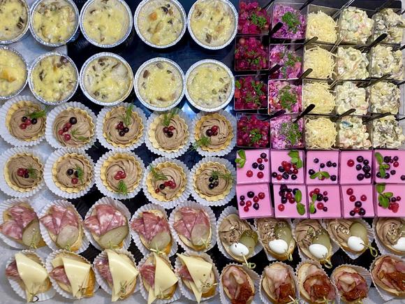 Сытный фуршет с горячими закусками и десертами на 10 персон в Санкт-Петербурге