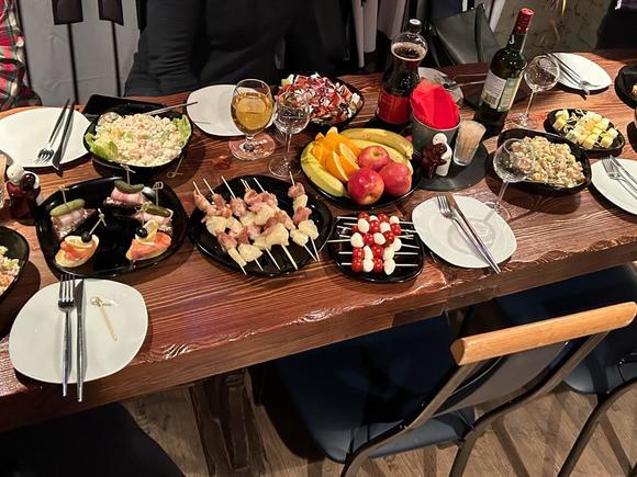 Доставка блюд и напитков на 10 персон в Санкт-Петербурге