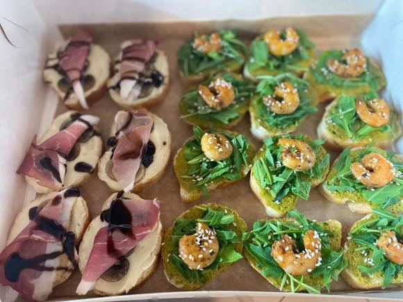 Доставка блюд и напитков на 40 персон в Санкт-Петербурге