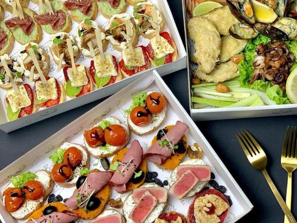 Сытный фуршетный сет с горячими закусками на праздник на 50 персон в Санкт-Петербурге