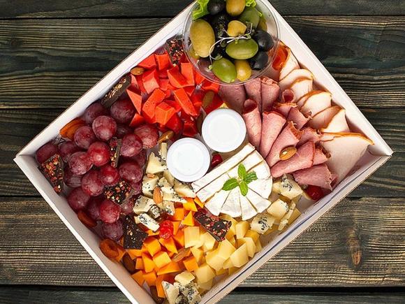 Заказать Романтический сет "Под вино" на 2-4 персоны в Санкт-Петербурге