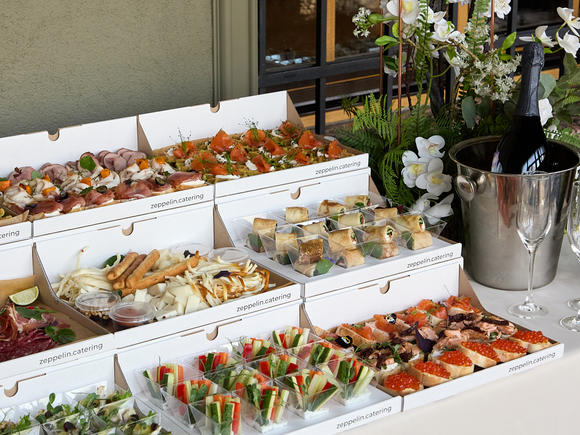 Популярный фуршетный сет с горячими закусками на 45-50 персон в Санкт-Петербурге