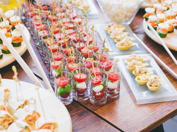 Сытное фуршетное меню с горячими закусками на 30 персон в Санкт-Петербурге