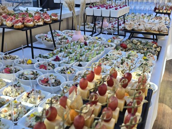 Фуршет на 100 персон с обслуживанием в Санкт-Петербурге