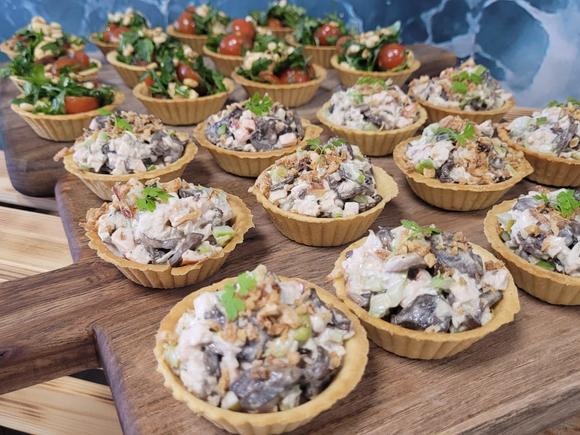 Недорогой фуршет с горячими закусками и обслуживанием на 30 персон в Санкт-Петербурге