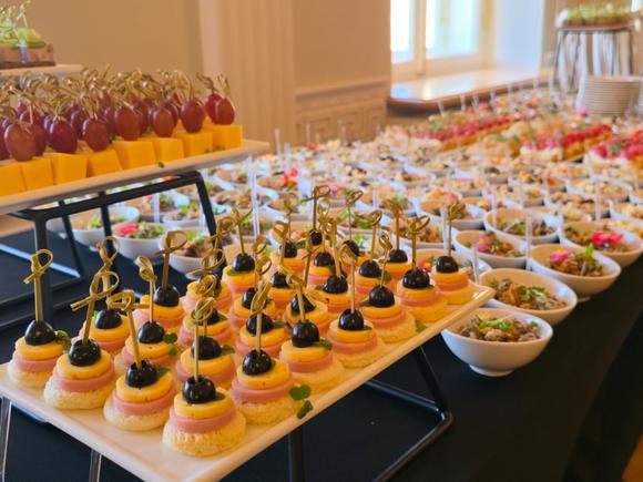 Новогодний фуршет с обслуживанием на 25 персон в Санкт-Петербурге