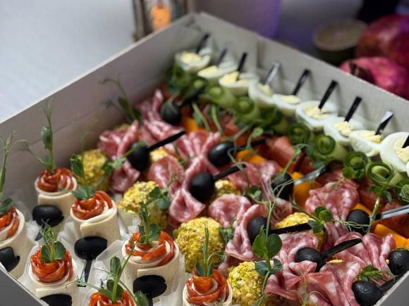 Фуршетный сет очаровательный на 7-9 персон в Санкт-Петербурге