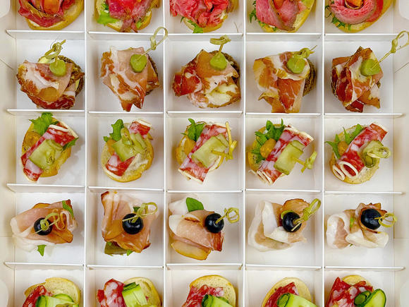 Доставка закусок на 60 персон в Санкт-Петербурге