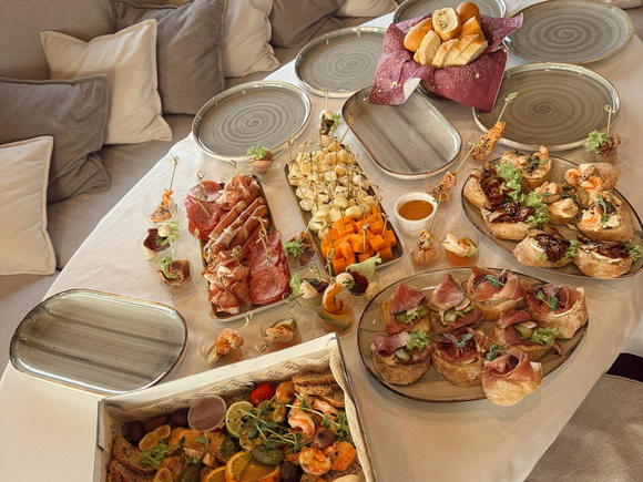 Фуршетный сет с бургерами на 13-16 персон в Санкт-Петербурге