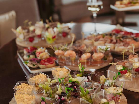 Доставка блюд и напитков на 40 персон в Санкт-Петербурге