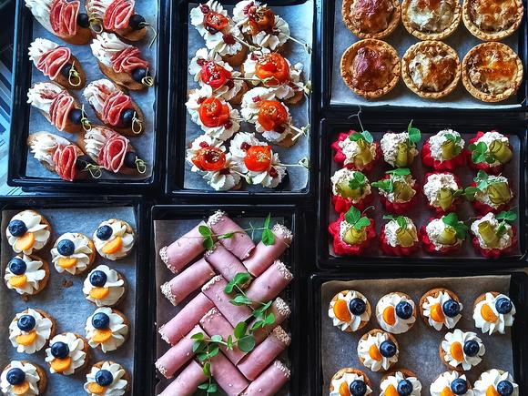 Доставка блюд и напитков на 90 персон в Санкт-Петербурге