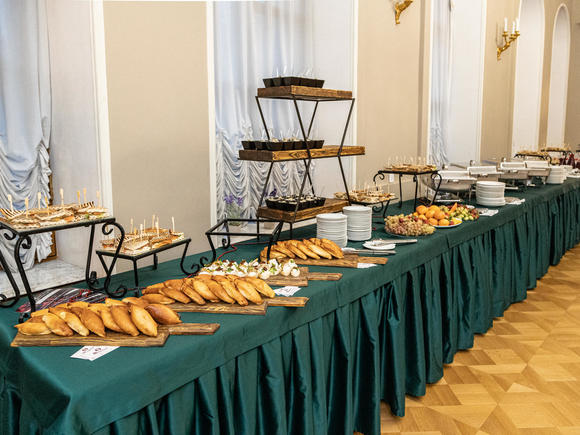 Заказать Сытный фуршет с горячими закусками с обслуживанием эконом на 30 персон в Санкт-Петербурге