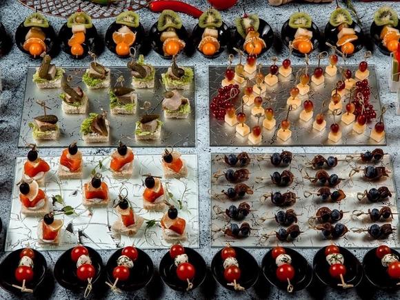 Заказать Праздничный набор закусок и салатов на 10 персон в Санкт-Петербурге