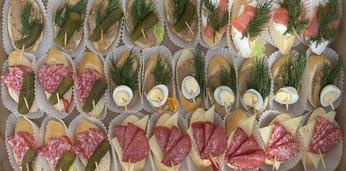 Легкий сет "Роза" из канапе и пирожных на 10-12 персон