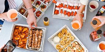 Фуршетное меню с шашлычками и салатами на 10-12 персон