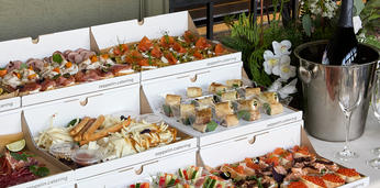 Популярный фуршетный сет с горячими закусками на 45-50 персон