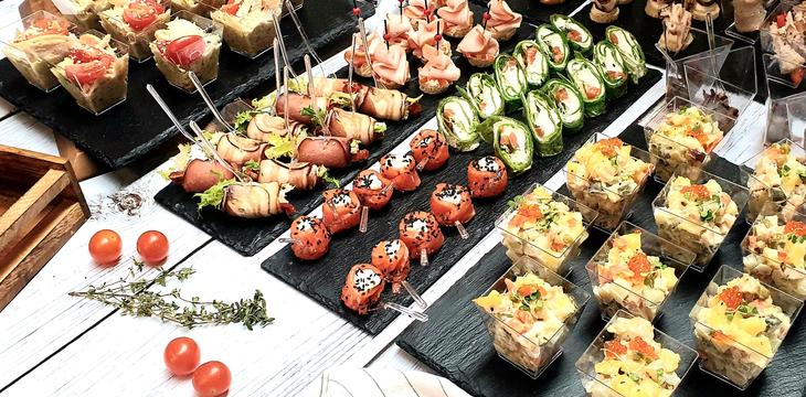 Заказать Сытный фуршет c горячими закусками и десертами на 30 персон в Санкт-Петербурге