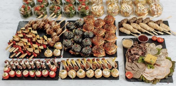Заказать Аппетитный фуршетный сет с мини бургерами на 23-28 персон в Москве