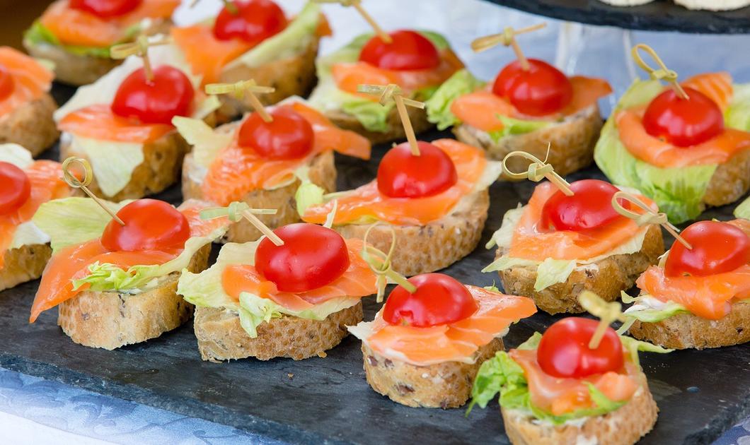 Мини бутерброды. Бутерброды для фуршета. Фуршетные бутерброды. Закусочные бутерброды для фуршета.